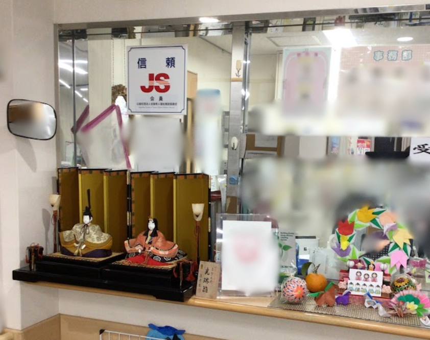 受付　寄付いただいたお雛様