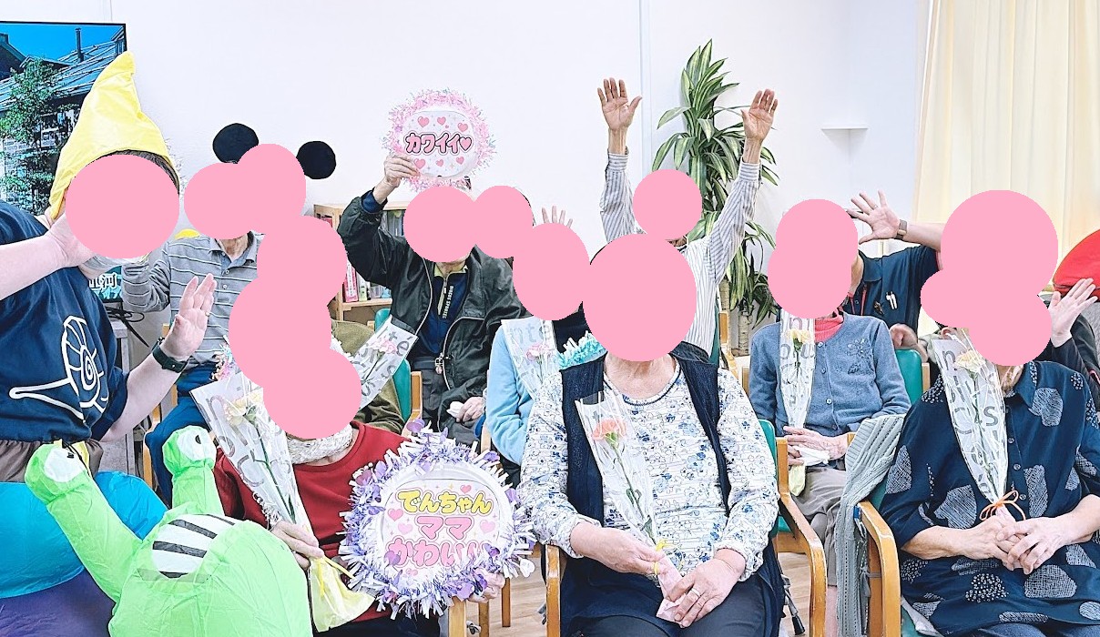 母の日にカーネーションを受け取るご利用者様